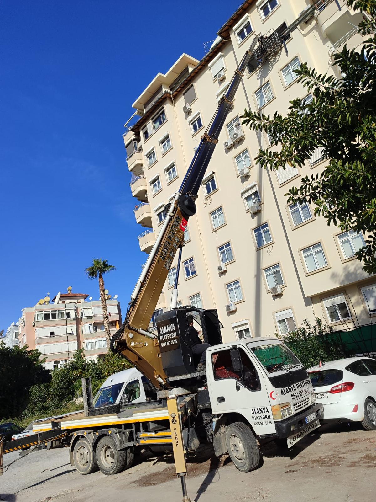 Alanya araç üstü platform kiralama - En üst kata 30 metre bom ile malzeme transferi